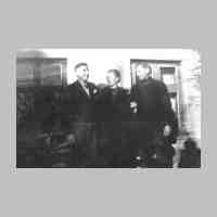 015-0018 Herbert Mattern zusammen mit seinen Eltern Hermann und Elise Mattern waehrend seines letzten Urlaubtages im Jahre 1944.jpg